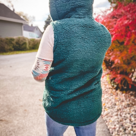 Zenana Full Size Run Soft Sherpa High-Low Hooded V - Picture 4 of 5